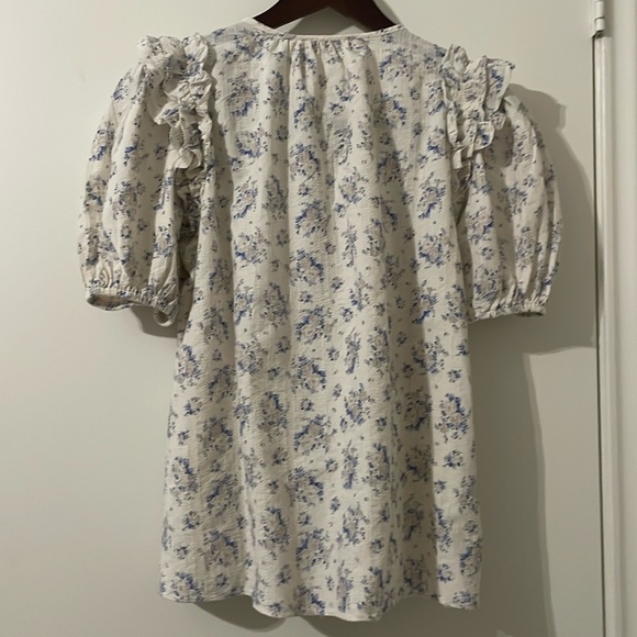NWOT Olivaceous Puff Sleeve Blouse - Cream and Blue Floral Size M - Picture 3 of 7